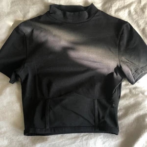 Svart kroppad tröja från NA-KD - Superfin tröja med coola detaljer!🖤 Inte riktigt min stil och har därför inte kommit till användning. Köparen står för frakt, budgivning i kommentarerna!