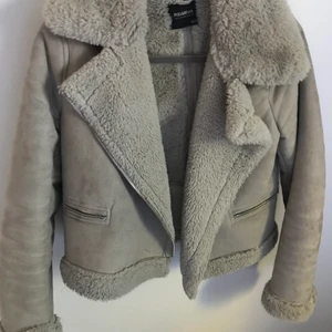 Jacka från pull&bear - Jacka från pull&bear! Som ny nästan aldrig använd. Är i mocka! Kontakta mig för mer bilder eller frågor💕kan fraktas! Kram