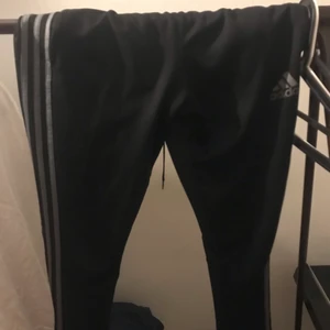 Adidas byxor - Säljer adidas byxor med våra strecken i storlek S