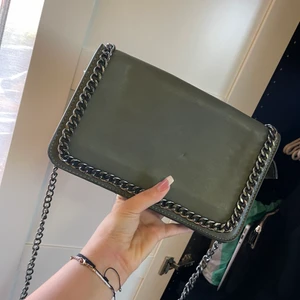 Olivgrön väska  - Använd fåtal gånger 