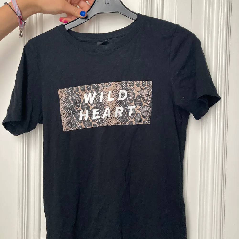 T-shirt ifrån Gina med trycket ”Wild heart”💛 knappt använd och inga fläckar eller liknande🥰. T-shirts.