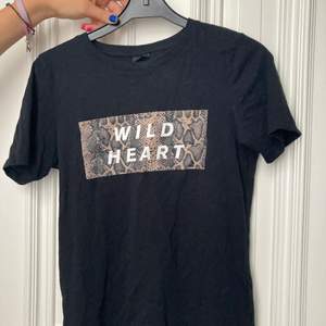 T-shirt ifrån Gina med trycket ”Wild heart”💛 knappt använd och inga fläckar eller liknande🥰