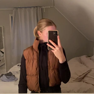 H&M brun croppad väst - Aldrig använd så är i jättefint skick! Jätteskön och jättefin men kommer aldrig till användning för min del. 