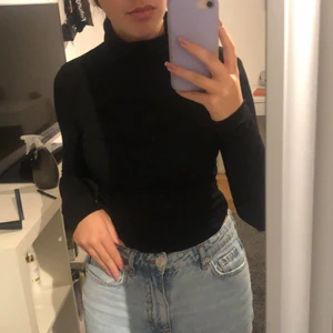 Svart polotröja - Säljer en svart polotröja, ganska tunn i materialet och den är så skön att ha på sig