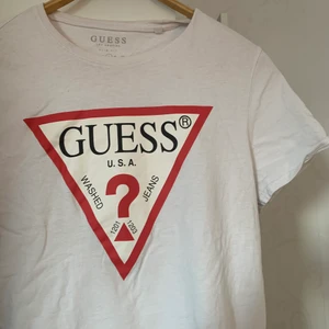 Guess - T-shirt från guess, riktigt kap