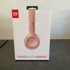 Beats hörlurar - För 3 år sen fick jag dessa hörlurarna som jag knappt använt eftersom jag föredrar air pods. Använda max 5 gånger. I lådan så medkommer hörlurarna men även en ”necessär” till hörlurarna, en laddningskabbel och en sladd du kan koppla till din mobil.