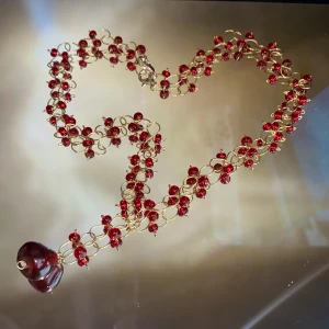 Halsband - Ett handgjort halsband med fina röda glaspärlor❣️ spännet är försilvrat, och frakten ingår i priset❣️                                                                            —————————————————————                                                                                  Kika gärna in på min profil, säljer en massa olika handgjorda smycken💃🏼 perfekt till dig själv eller i present till någon❣️✨