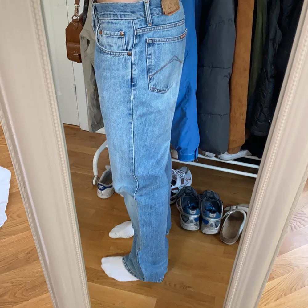 Raka, lowwaisted, jeans. Köpta secondhand på humana i Malmö. Jeans & Byxor.