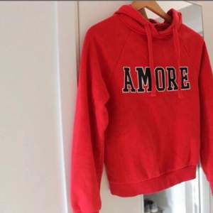 Röd hoodie från Gina, det står amore på den som betyder kärlek på spanska 🥰❤️