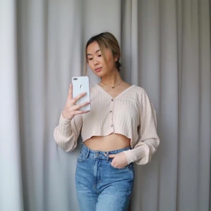 Boxy button cardigan - Beige croppad kofta från Nelly. Helt ny! Beställde 2 storlekar och glömde returnera den ena. Pris-taggar sitter  kvar och den är i sin originalförpackning. Originalpris: 299kr. Vid snabb affär kan priset diskuteras ❤️ Kan skickas med spårbart om så önskas