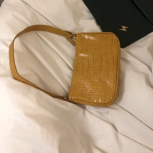 Baguette väska - Säljer en superfin baguette väska, använd 1-2 ggr. Säljer då den ej kommer till användning. Osäker om frakten går på 24kr eller 48kr. 