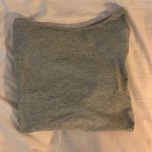 Tröja - Har nästan aldrig använt denna, den är lite stor, och den är öppen bak som man ser på andra bilden, betala via swish!