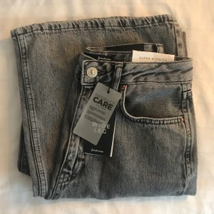 Gråa wide leg jeans asos - Snygga gråa jeans från Asos, som endast är testade🤍 Jag är 164cm lång och de är för långa för mig men de går att klippa av om man skulle vilja göra de🖤 350kr eller högstbjudande ⚡️⚡️