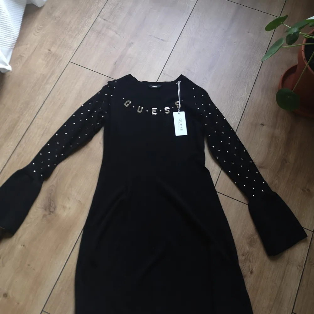 Svart klänning Guess nya, storlek M. Jag köpte för 1100kr (Stockholm) . Klänningar.