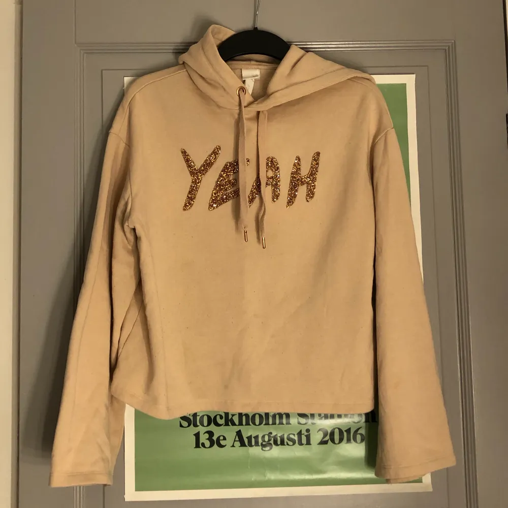 Beige sweatshirt med trycket ”Yeah”. Kommer från Hm. Slutet på armarna är det större som man kan se på bilden. Storlek S/M. Skriv om intresserad. Fraktkostnad tillkommer utanför Stockholm, annars kan jag mötas upp om man inte vill betala frakt :) . Tröjor & Koftor.