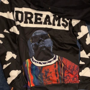 Tröja med tryck - Storlek L, kan skickas både i blåpåse eller spårbar men köparen står för frakt, finns annars i Falköping