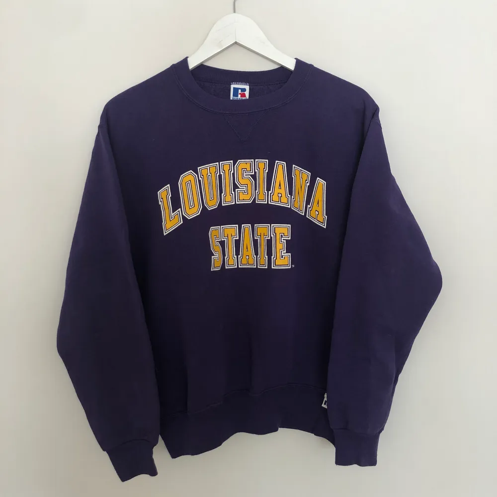 Vintage College Sweatshirt från Louisiana State. Blanken är från Russel Athletic och tröjan är i bra skick förutom några mindre fläckar. Trycket är i riktigt bra skick. Storlek Medium.. Tröjor & Koftor.