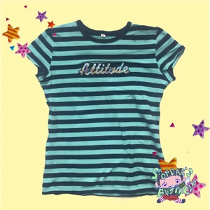 BB-T - Randig BB-T med paljett text*:･ﾟTröjan är en xs-s men i ett stretchiga material. Den har en liten fläck (inringad i sista bilden) men annars i gott skick!    För eventuella frågor om plagget är det bara att höra av sig💌