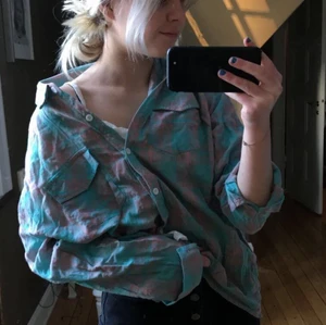 Sjukt fin skjorta! - Fin och söt skjorta från by Anastasia. Passar perfekt nu till våren och har ett väldigt känt Material. Använd endast 1 gång och i väldigt bra skick.😁