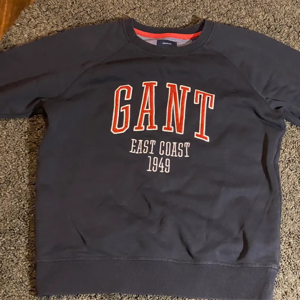 Gant hoodie i fint skick,knappt använd.storlek 158-164cm och om ni undrar någe är de bara att skriva !. Tröjor & Koftor.