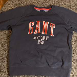 Gant hoodie i fint skick,knappt använd.storlek 158-164cm och om ni undrar någe är de bara att skriva !