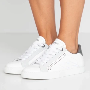 Skor - Säljer nu dessa super snygga skorna från Zadig. Dom är endast använda 2 ggr då jag inte riktigt passar i dom. Så dom är i nyskick. Köpta för 2100kr⚡️💜