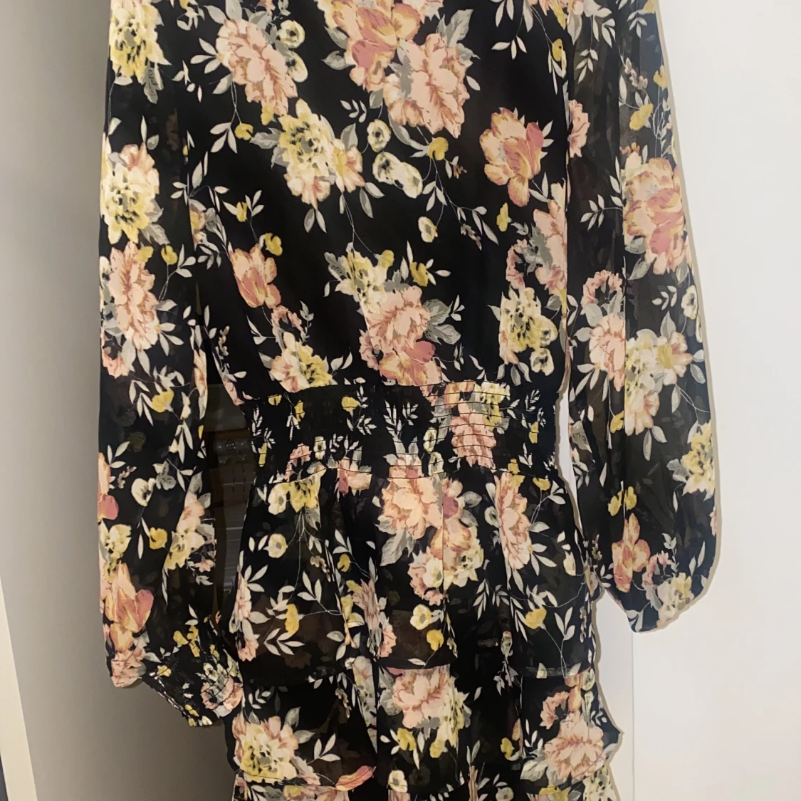 Klänning med resor i midjan 