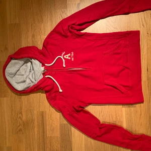 Huvtröja abercrombie and fitch  - Snygg röd Huvtröja från abercrombie and fitch. Bra skick