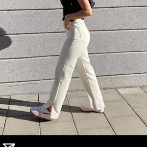 Jeans från nakd storlek 34 (lånad bild) kan skicka. Fler om man skriver  - Vita raka jeans med slit från nakd, ny skick då jag använd de ett fåtal gånger. Byxorna är slutsålda då de var en limitd edition collection (Köparen står för frakten) BUDA PRIVAT - köp direkt 480 + frakt 
