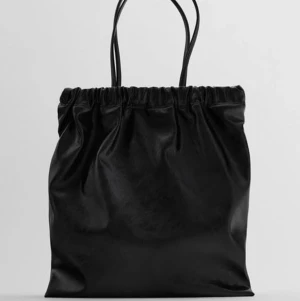 Väska - Säljer denna super duper snygga väska från zara. Köptes för ca 2 månader sen men använder endast min lilla axelremsväska så denna kommer inte till användning! Köptes för 250kr och är slutsåld. Egna bilder kan fixas ❤️❤️ använd cirka 2 gånger