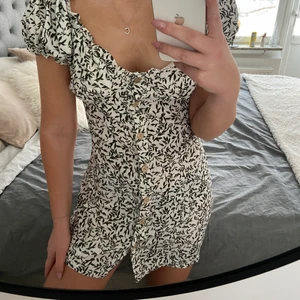 Grön sommarklänning från shein  - Helt oanvänd klänning strl S, säljer pga lite för stor vid bysten. Köparen står för frakten💕