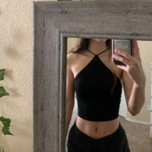 Halterneck topp - Jätte fin halterneck topp som ser ut som ett linne där bak 🥰 passar mig med storlek xs. Buda . Ledande bud: 130kr