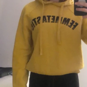 Hoodie - Fin hoodie från Gina. Andvänd få gånger. Säljer pga för liten. Köparen står för frakt