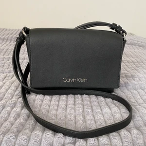 Calvin Klein axelremsväska  - Köpt på Zalando för nåt år sen, fint skick och kommer med en liten korthållare som är på- och avtagbar!