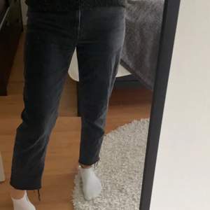 Svarta mom jeans från Only köpta här på Plick. Säljaren hade uppgett fel storlek så därför säljer jag dem vidare 🥰 