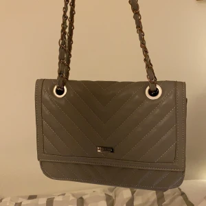 Don Donna - grå väska - Grå Don Donna väska. Lite sliten vid handtagen, men fof i gott skick! :)❤️