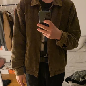 Brun Manchester jacka  - As fin vintage Manchester jacka från 80 talet i storlek medium den ger en riktigt soft och laidback feel till din outfit :3