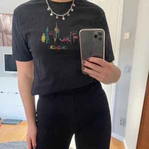 Svart t-shirt - Säljer en svart t-shirt i storlek M. Säljs för 60kr+frakt