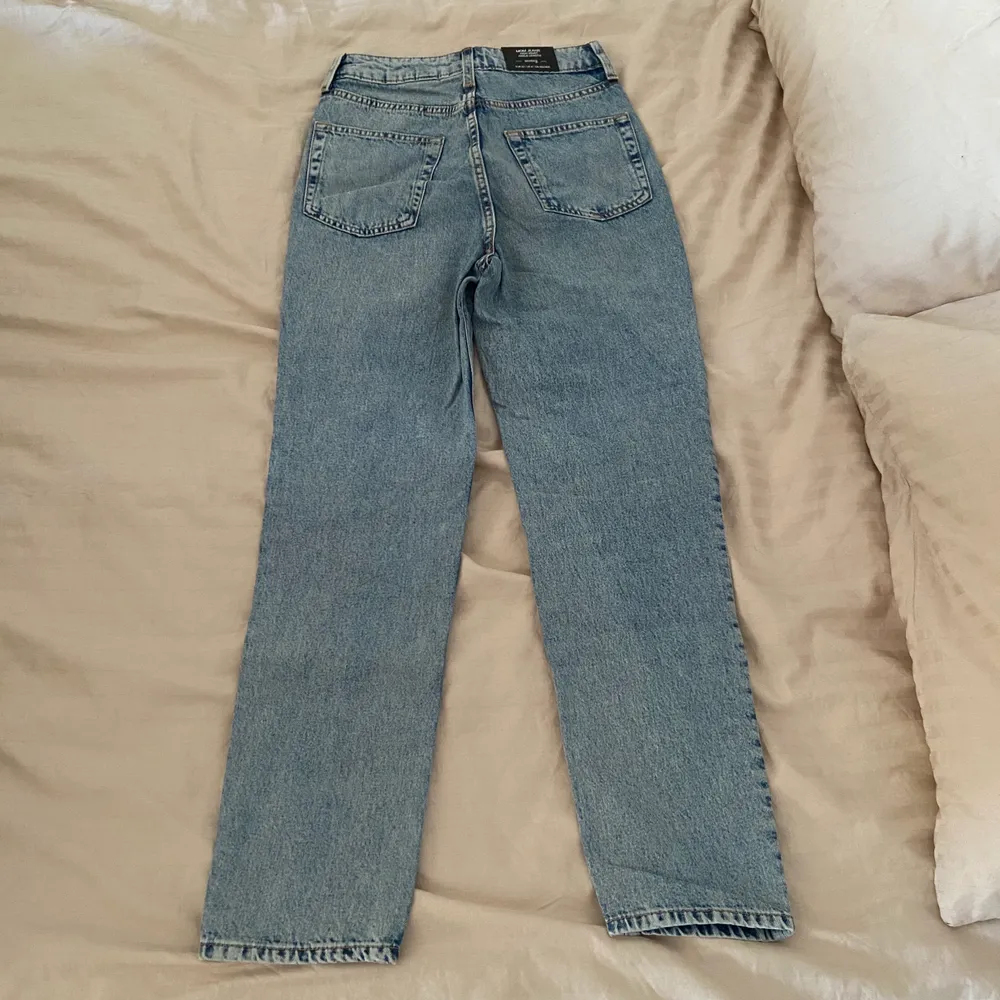 Jättesnygga jeans med små ”diamanter” på framsidan av dom. Kan tyvärr inte visa hur dom sitter på då de är för små och hittar dom inte på hemsidan. Men det är ett bar raka mom jeans!. Jeans & Byxor.