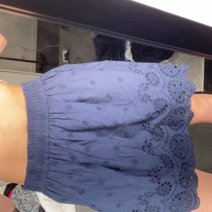 Kjol - Superfin marinblå kjol som är köpt i somras men inte använt, lappen är kvar. Köparen står för frakt