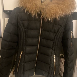 Hollies jacka - Hollies jacka med äkta päls. Jackan är i storlek 36 och cirka 3 år gammal. Användes endast 1 vinter säsong. Jackan är i gott skick, och passar perfekt till vinter säsongen. Köptes för 3699kr. Önskas fler bilder är det bara att höra av sig♥️