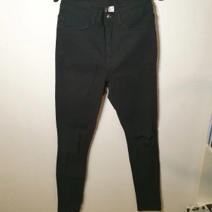 Svarta byxor med hål på knäna - Säljer dessa byxor som är i nyttskick. Byxorna är köpta från H&M och är i storlek 38 och perfekt passform. Mitt pris:100kr. 