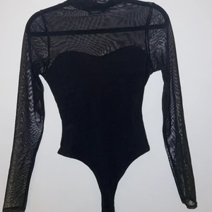 Svart body - Svart body som är genomskinlig vid armarna och vid bröstet. Använd 1-2 gånger. Lite tajt vid armarna men det funkar ändå✨