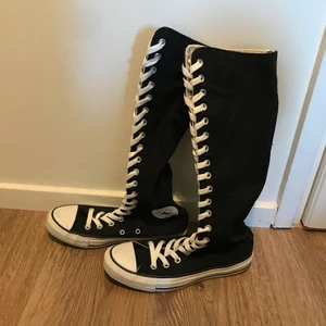 Långa svarta Converse - Endast använd 1 gång, har dragkedja i bak (frakt kostar 99kr spårbart)