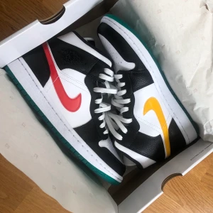 Air jordan 1 - Intressekoll på dessa äkta jordans!! Storlek 40,5 men kan vara lite små i storleken och passar därför från 39,5-40,5. Använd väldigt sparsamt och endast ett fåtal gånger och därför är skicket 9/10 på detta par skor. Endast lite crease vid tårna. Köpta för 1400 men kan tänka mig att sälja de för 1000 och uppåt. Kvitto och box ingår självklart. Meddela mig för bättre bilder 💓