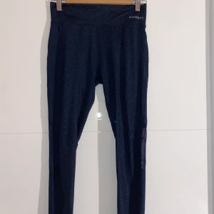 Träningsthights  - Säljer dessa supersnygga träningsthightsen ifrån newbody! Använda endast en gång, sitter som en smäck i midjan. Storlek M. Köparen står för frakten 💞