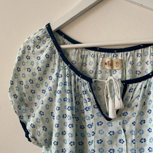 Ljusblå blus från Hollister - En ljusblå tunn blus ifrån Hollister. Storlek: XS