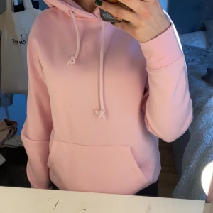 Rosa hoodie  - Rosa hoodie köpt på pull and bear. Kommer inte till användning eftersom jag inte känner mig bekväm i färgen 