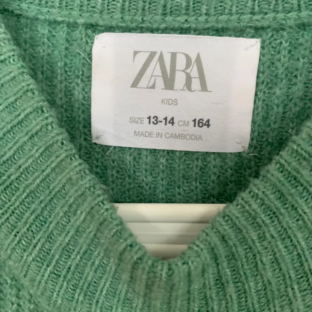 En grön stickad tröja köpt på Zaras barnavdelning. Inte för tjock inte för tunn. Är i storlek 13-14 år men passar både XS och S. En väldigt fin färg och är i gott skick. Otroligt mysig att ha under höst eller lite kallare vår och sommardagar.. Stickat.