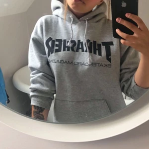 Grå Thrasher hoddie  - Har älskat denna hoddie men tyvärr tröttnat 😅 och vill ha en större storlek i hoddies. Den är som ny.
